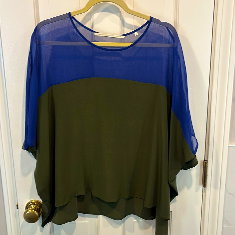 Flowy silk color block top in medium
